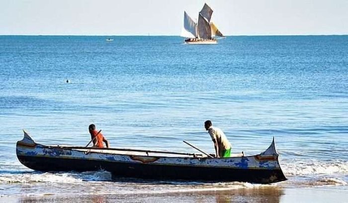 Fishing_Pirogue,_Madagascar_(27644458115)