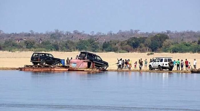 Voitures_ayant_traversé_le_fleuve_Mangoky_à_Madagascar